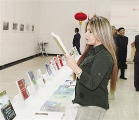 11月24日，在黎巴嫩首都贝鲁特的联合国教科文宫，一名来宾在中国优秀出版物展现场阅读展出的书籍。新华社记者 李良勇 摄